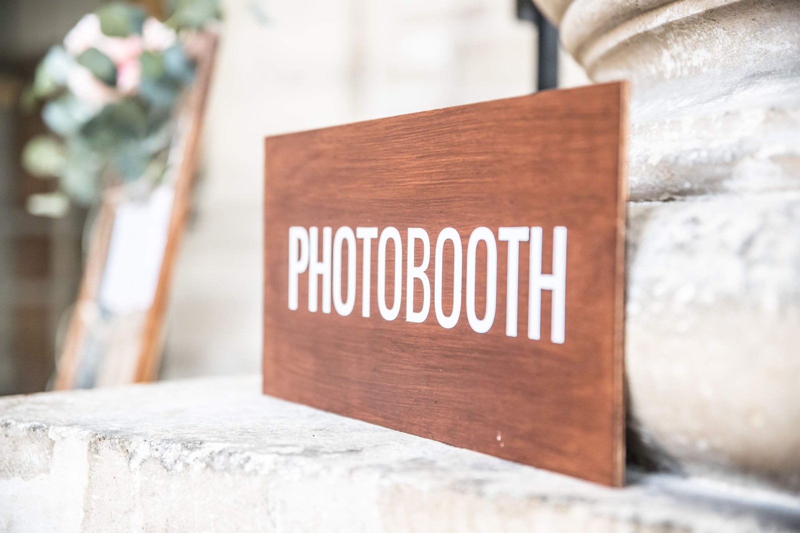 Le but de cet article est de vous fournir un comparatif des photobooth. La photographie est un panneau indiquant la présence d'un photobooth.